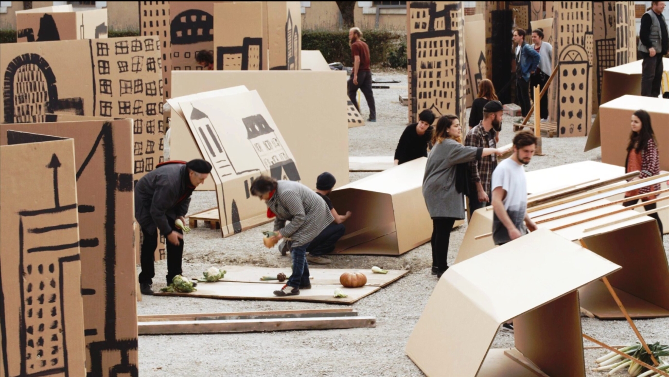 Taller X-Ville: els participants construeixen la ciutat imaginària amb cartrons i hortalisses